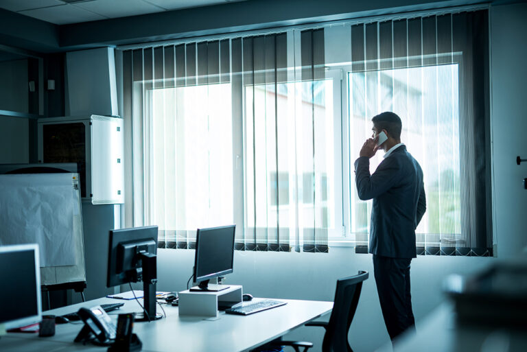 fotografia de un hombre hablando por telefono en una oficina