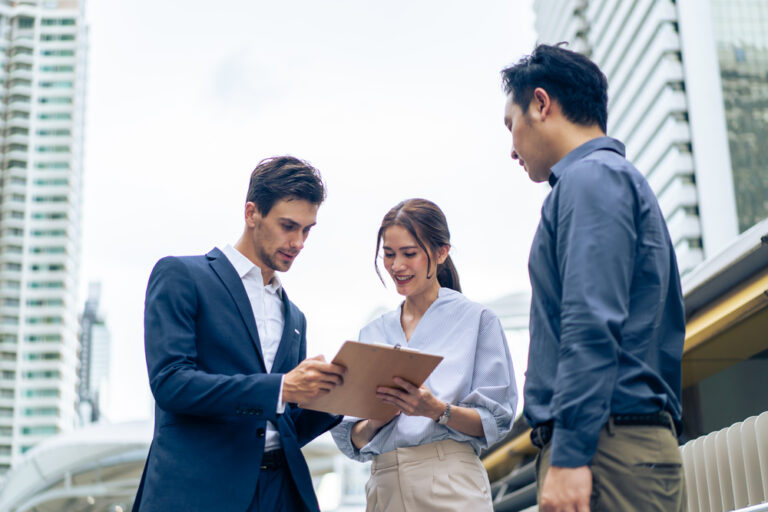 tres personas de negocios mirando un portafolios